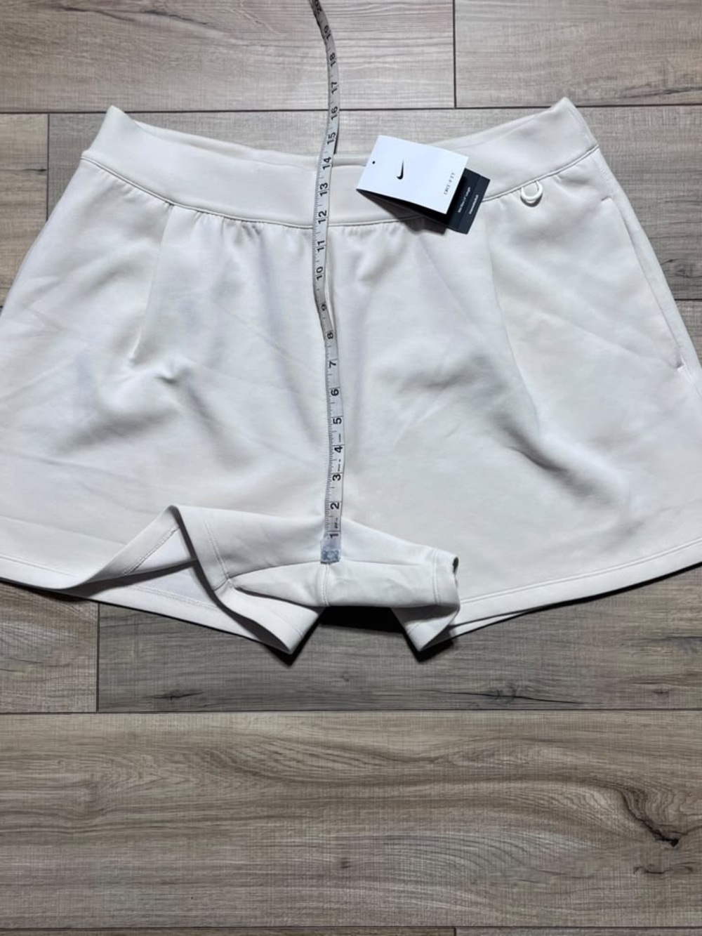 Nike Womens 24.7 Impossiblysoft Mid-Rise Loose 4” Shorts Size XL Light Cream - Picture 4 of 16